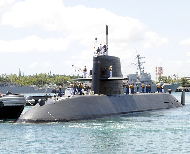 File:JS Takashio (SS-597) pulls into the submarine piers at Joint