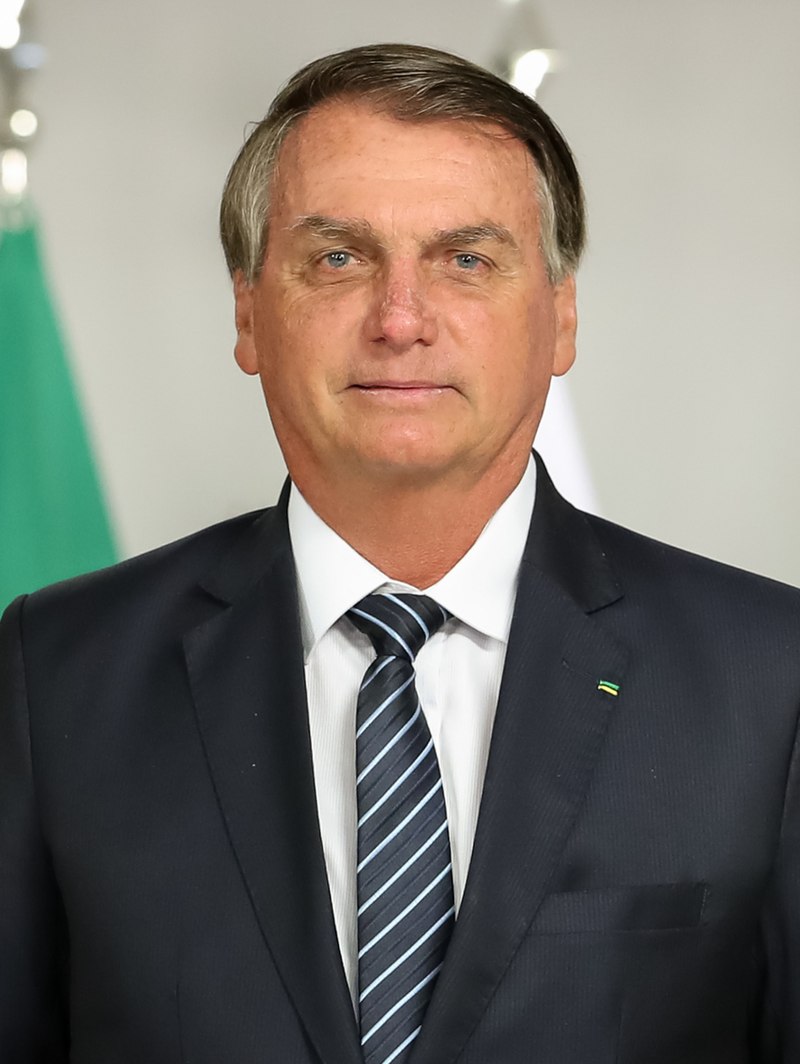 https://upload.wikimedia.org/wikipedia/commons/thumb/0/00/Jair_Bolsonaro_2021_%28cropped%29.jpg/800px-Jair_Bolsonaro_2021_%28cropped%29.jpg