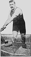 James Mitchel, Sechster im Diskuswurf, Fünfter im Hammerwurf, Dritter im Gewichtwurf – hier in einer Aufnahme von 1906