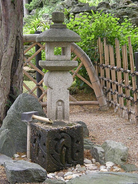 File:Japanese Garden (Schönbrunn; 'Tea garden' part, Tsukubai and Oribe style lantern) 20080613 059.jpg