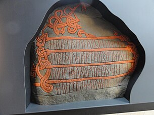 Vikinga ŝtono en muzeo Jelling en runa alfabeto.