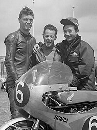 Kunimitsu Takahashi (r.) zusammen mit Jim Redman (l.) und Luigi Taveri (M.) bei der Dutch TT in Assen 1963