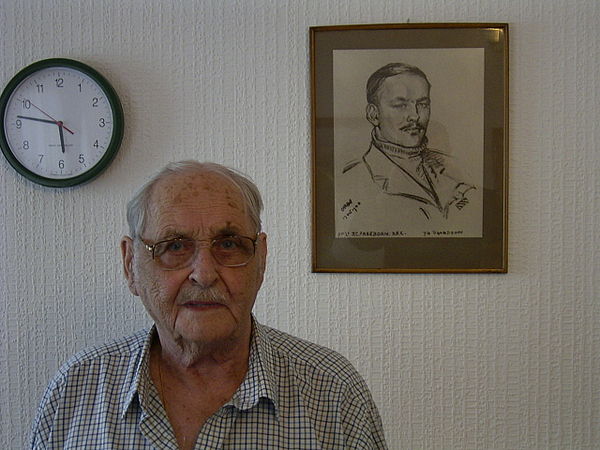 John Freeborn DFC* in front of his portrait by Cuthbert Orde, 2004