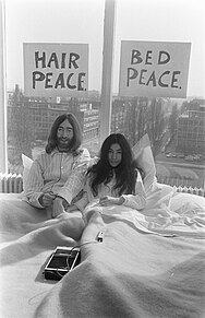 John Lennon en zijn echtgenote Yoko Ono op huwelijksreis in Amsterdam. John Lenn, Bestanddeelnr 922-2314.jpg