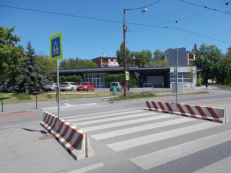 File:Kápolna Straße, Schranke Jersey, Regierungsgebäude, 2021 Kőbánya.jpg