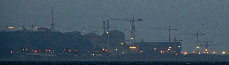 Planta de energía nuclear de Flamanville en la noche