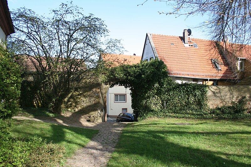 File:Kirchbrombach Kirchhofmauer.jpg