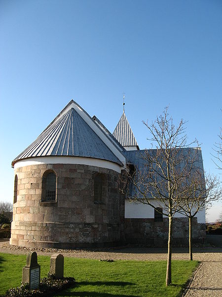 File:Kryndum Kirke - korret set fra øst.jpg