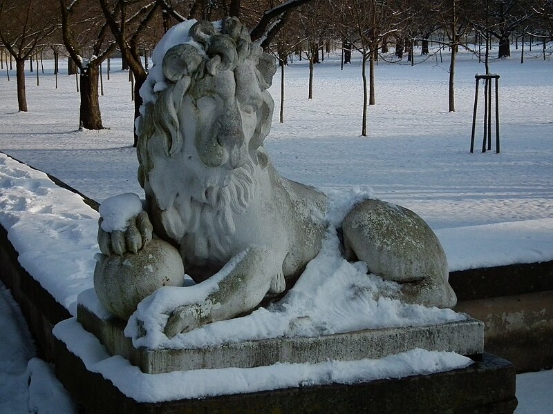 File:Löwenskulptur.JPG