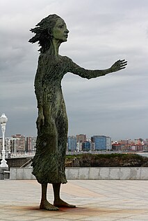<i>The emigrants mother</i> Bronze sculpture on the coast of Gijón, Spain dedicated to mothers of emigrants