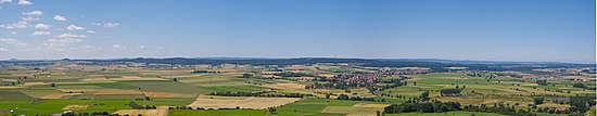 Panoramabild der gesamten Lahnberge von der Amöneburg aus gesehen (Osten)