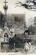 Le lavoir, le calvaire et la chapelle du Drennec vers 1905 (la légende de la carte postale est erronée, ce n'est pas à Bénodet).