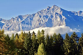 Blick auf Haut de Cry vom Tsâblo-Plan in Nendaz im Herbst.