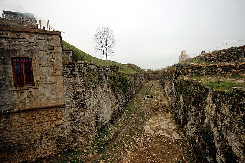 File:Le fossé de gorge du fort la Pointe de Diamant..jpg