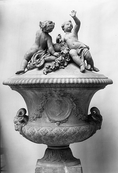 File:Louis-Joseph Le Lorrain - Urn with Putti - Walters 27457.jpg