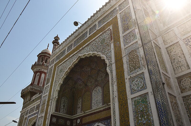 File:Lower angle of exterior building - Dai Anga Mosque.jpg