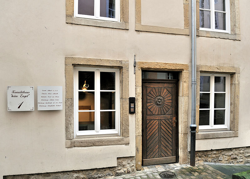 File:Luxembourg City Konschthaus beim Engel lateral entrance.jpg