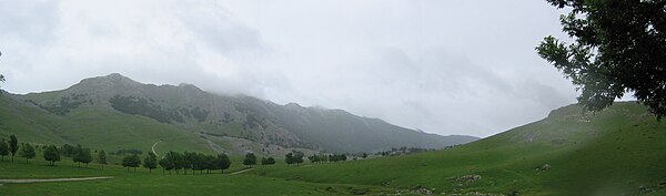 The Aizkorri range from the Urbia meadows