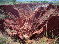 Un vasto barranco de suelo rojo causado por la erosión