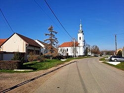Petőfi utca a református templommal