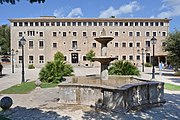 English: The fountain in front of the Sanctuary of Lluc was erected in 1589 as watering place for the donkeys of the pilgrims. Deutsch: Dar Brunnen vor dem Heiligtum von Lluc wurde 1589 als Tränke für die Esel der Pilger errichtet.