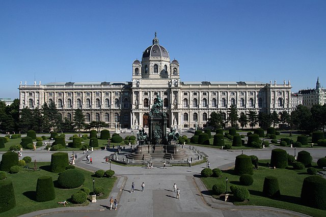 Kunsthistorisches Museum in Vienna with Maria-Theresien-Platz