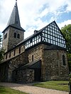 Kirche und Fachwerkhaus in Mehren