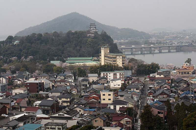 File:Meitetsu Inuyama Hotel and Inuyama Castle.JPG