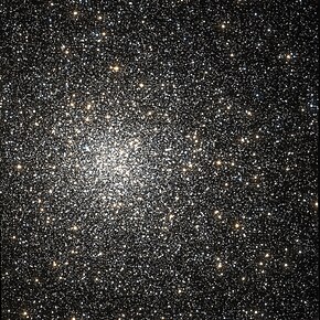 M62 na snímku z Hubbleova vesmírného dalekohledu