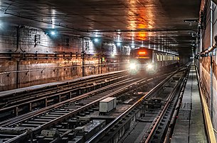 Train de la ligne 1 - bleue du métro de São Paulo arrivant dans la station Saúde. (définition réelle 3 807 × 2 518)