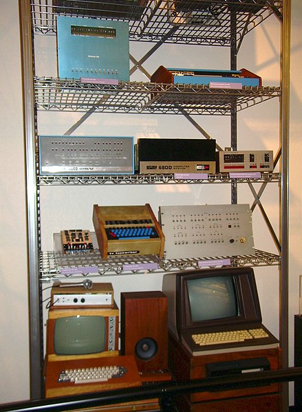 File:Microcomputer collection rack - Computer History Museum (2007-11-10 21.24.22 by Carlo Nardone).jpg