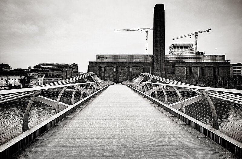 File:Millenium Bridge, London 26 December 2014.jpg