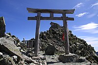 峰本社　鳥居 画像左側方向へ行くと富士ノ折立、大汝山へ向かう縦走ルートの入り口がある。