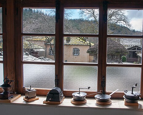 Molinillos de café antiguos expuestos en una de las casas del Museo Etnográfico de Grandas de Salime (Asturias, España)