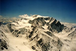 Mont Vélan, links der Valsoreygletscher, rechts der Tseudetgletscher