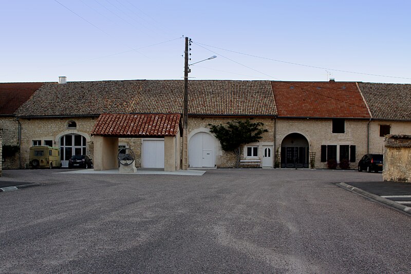 File:Montbras place village.JPG