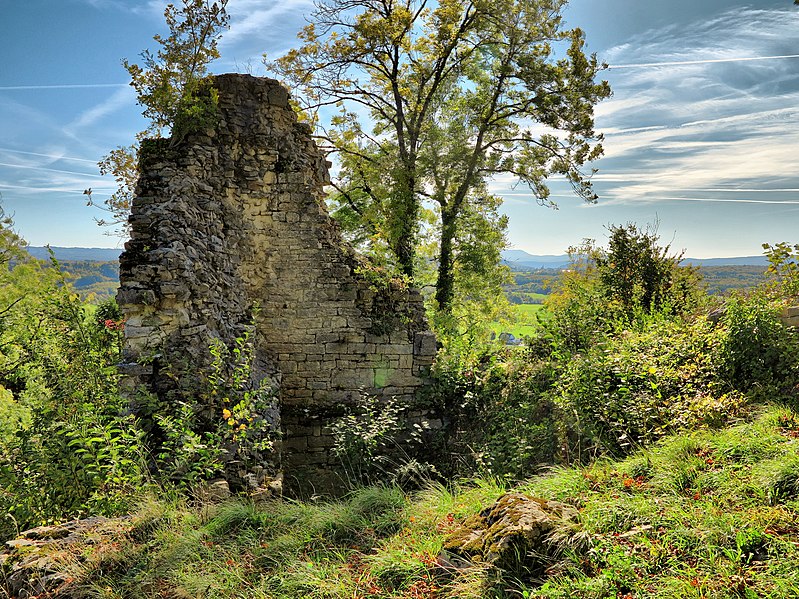 File:Montrond-le-Château, ruines de l'ancien château.jpg