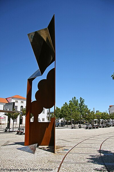 File:Monumento Nacional ao Ferroviário - Entroncamento - Portugal (15436642397).jpg