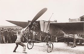 Léon et Robert Morane, mise en route du moteur avant la tentative.