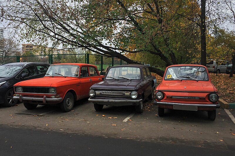 File:Moscow, old Soviet cars in Cherkizovo (30956047493).jpg