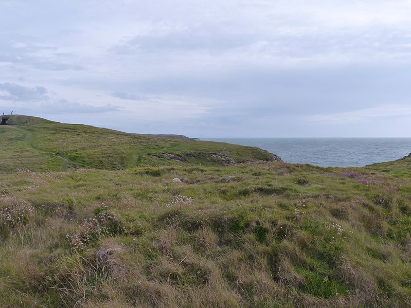 File:Mynydd Bach round cairn, Aberffraw, Anglesey, with Barclodiad beyond.jpg