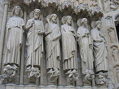 Statues du piédroit de gauche, du XIXe siècle : les apôtres Barthélemy, Simon, Jacques le Mineur, André, Jean et Pierre.
