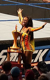 Naomi cu trofeul WrestleMania (decupat).jpg