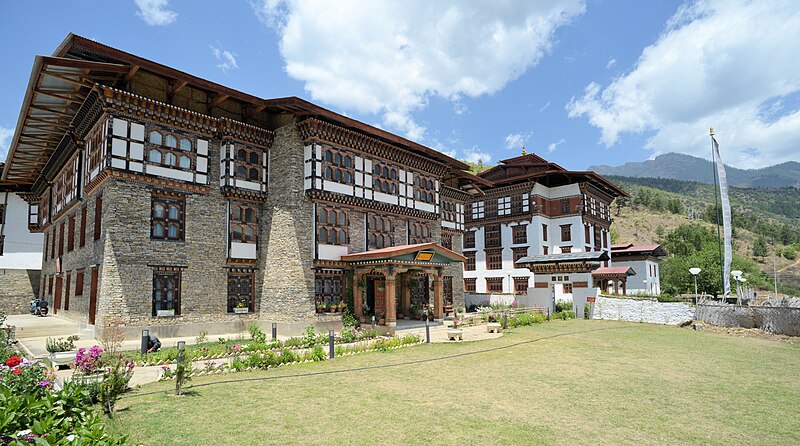 https://upload.wikimedia.org/wikipedia/commons/thumb/0/00/National_Library_and_Archives%2C_Bhutan%2C_2014-05-14.jpg/800px-National_Library_and_Archives%2C_Bhutan%2C_2014-05-14.jpg