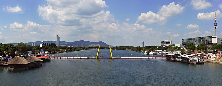 Вид на Новый Дунай с венского моста Райхсбрюке