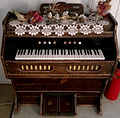 Norsk Orgel-Harmoniumfabrikk harmonium (clip) - Holm camping, Bindal, Norway, 2014-07-24 (photo by Henning Klokkeråsen).jpg