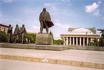 Lu Tiatru di l'òpira e dû balettu di Novosibirsk e, davanzi, lu monumentu didicatu a Lenin