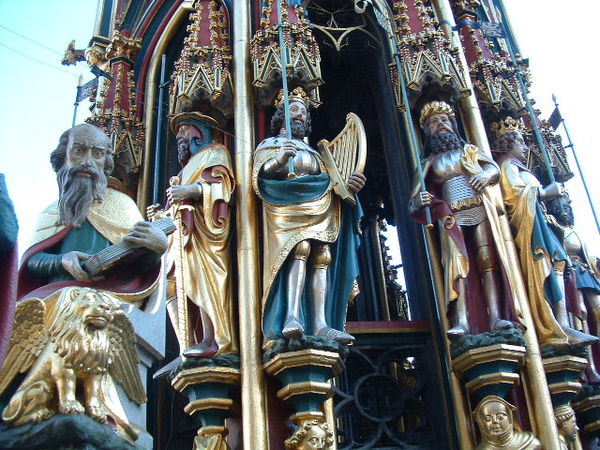 Statues of the Nine Worthies on the Schöne Brunnen (beautiful fountain) in Nuremberg (1385–1396). Visible on the fountain, from left to right are: Jud