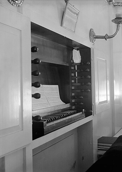 File:Organ console, Hult Church, Småland, Sweden (5600414014) (2).jpg