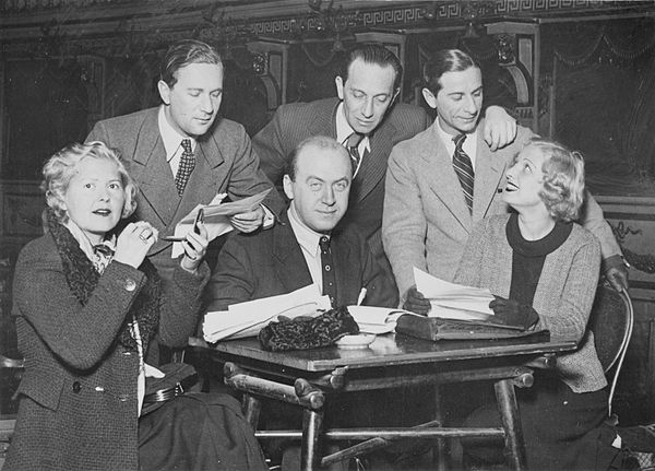 Preminger (sitting) with (left to right) Liane Haid, Oskar Karlweis, Paul Abraham, Tibor Halmay, and Rosy Barsony in 1934.